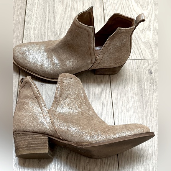 Exactly like the DIBA Skyler Glittery Gold ankle boots. Size 6.5 mint condition - Picture 1 of 5